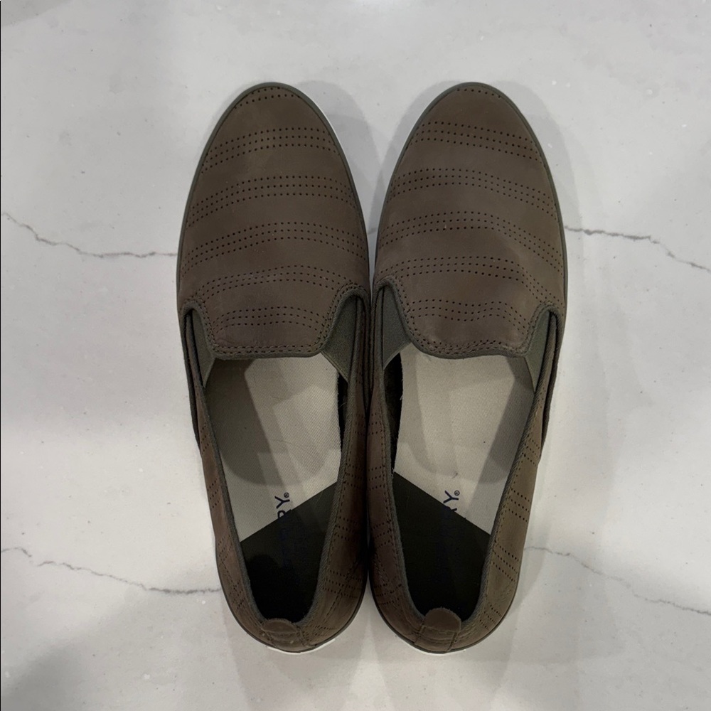 Sperry Women’s Green Slip-On Loafers. Size 9